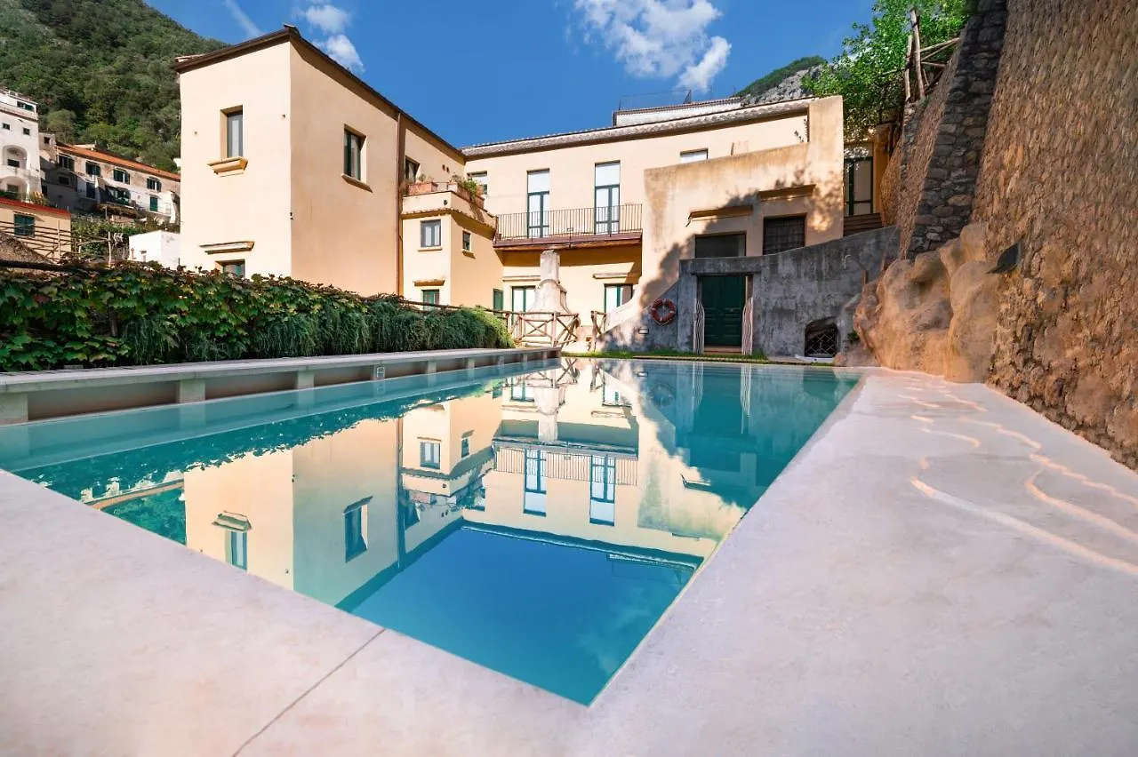 Amalfi Resort 2*,